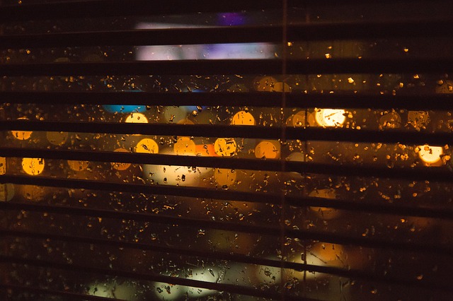 okno + roleta + déšť